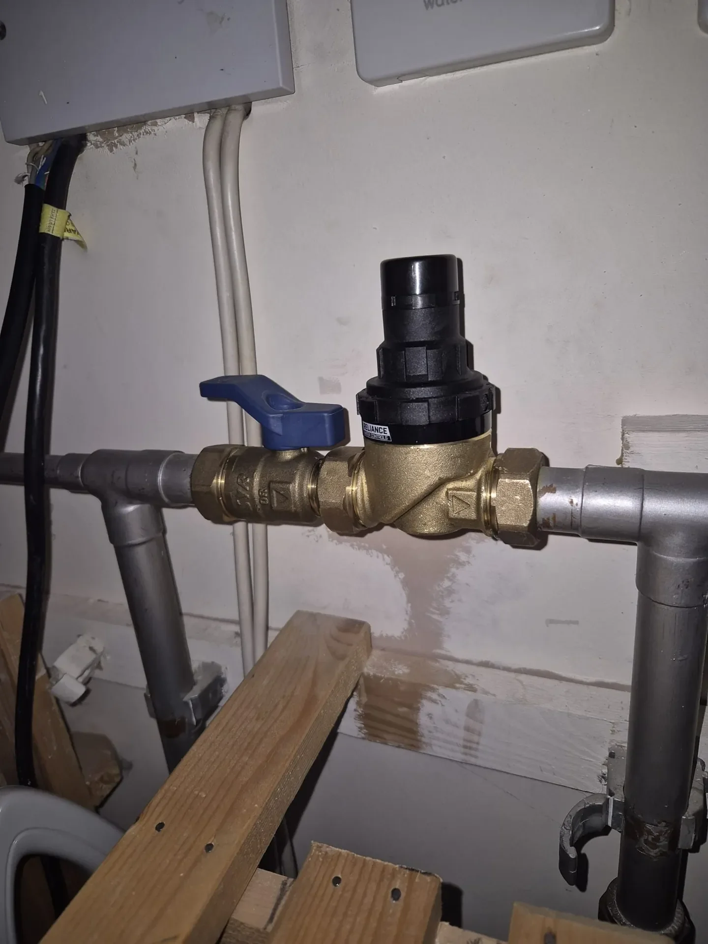 Pressure-reducing valve and connected plumbing pipework